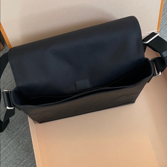 Louis Vuitton District MM Damier Infini Leather - Picture 6 of 12